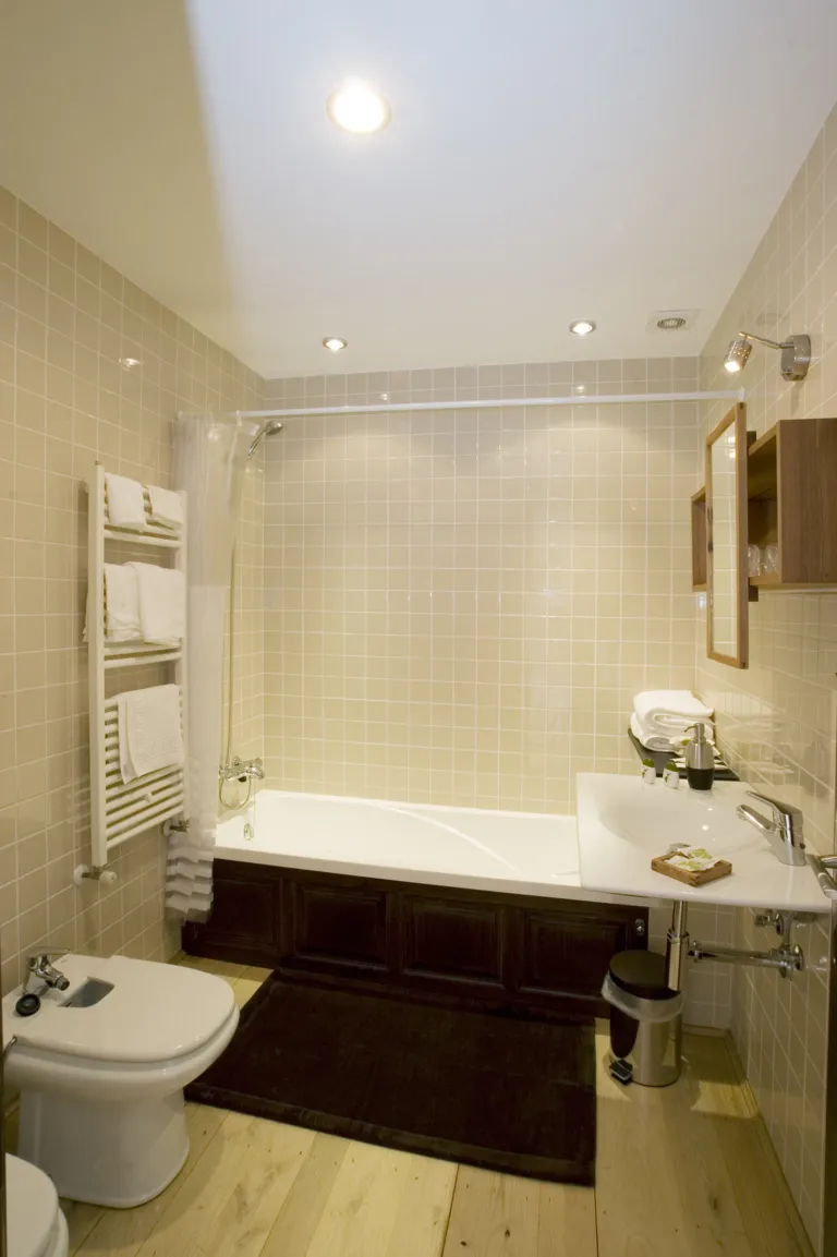 Baño habitación doble del Hotel Rural L'Anceo
