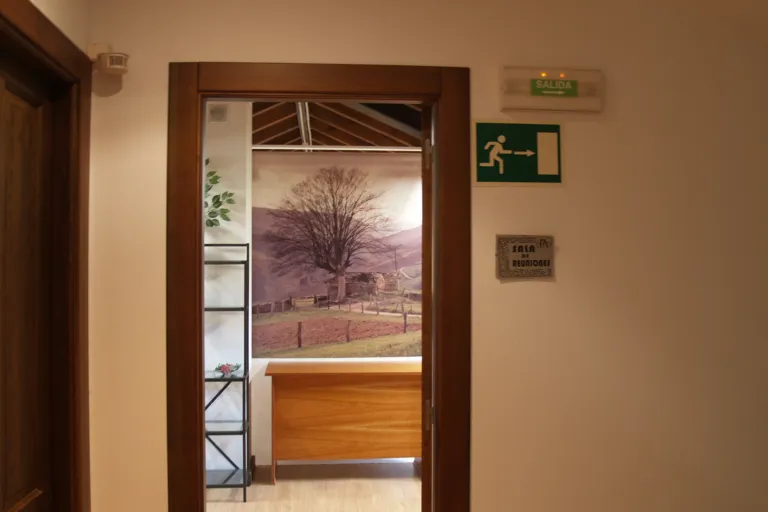 Entrada a la sala de reuniones del Hotel Rural Lanceo en Cangas del Narcea, Asturias
