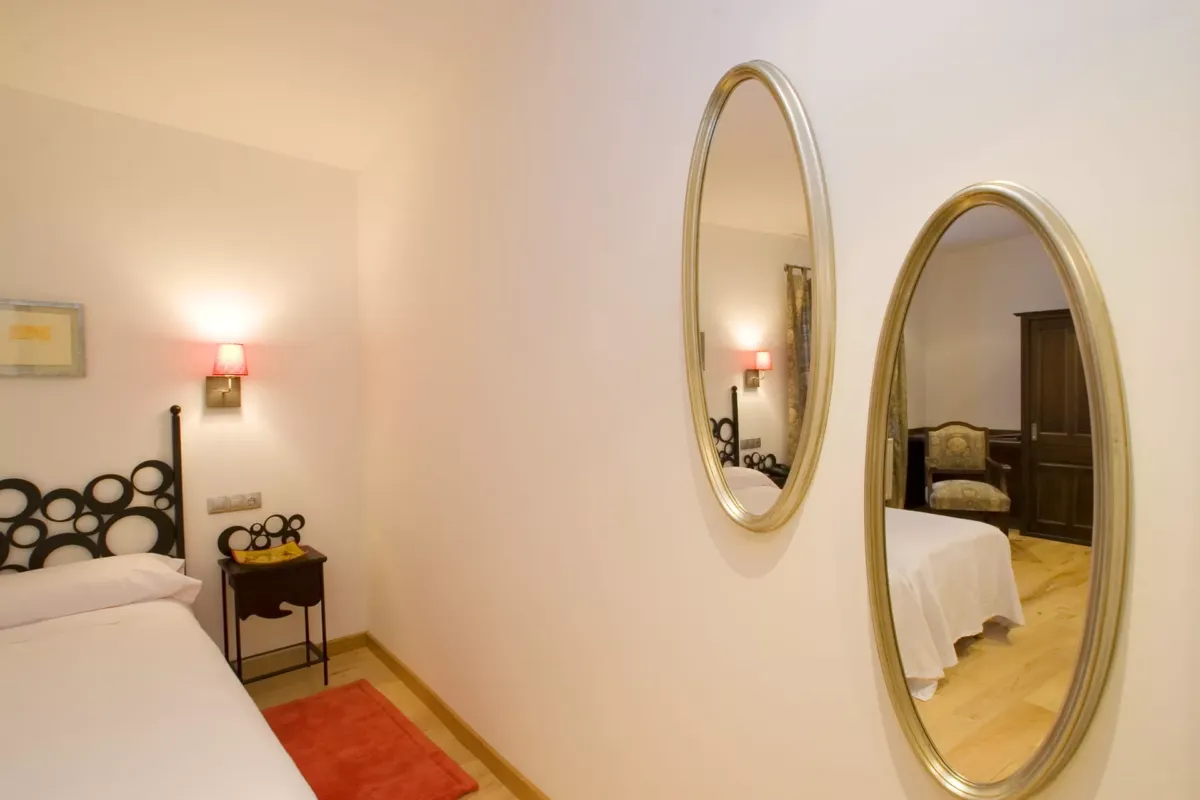 Espejos en habitación para personas con movilidad reducida del Hotel Rural L'Anceo