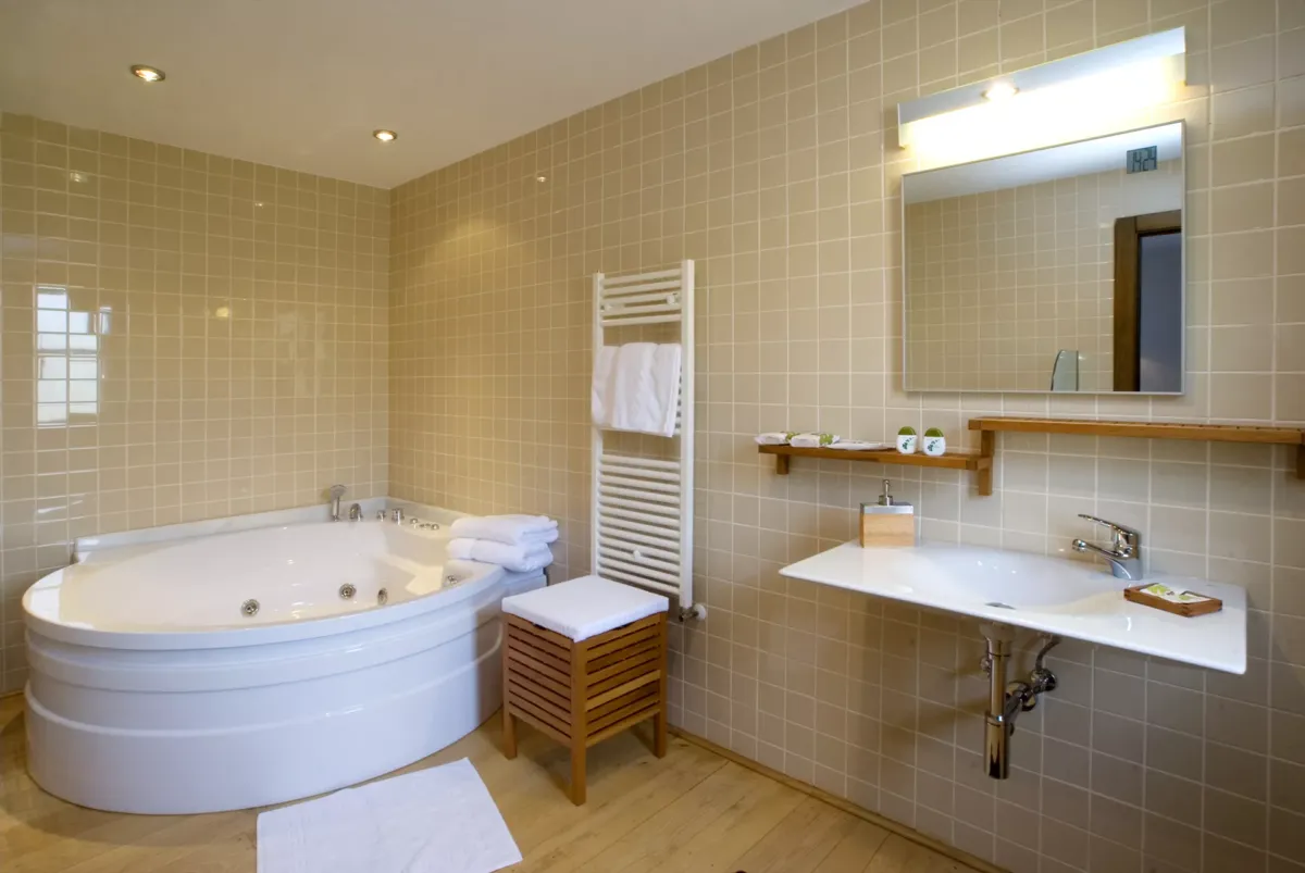 Baño con jacuzzi de la Suite del Hotel Rural L'Anceo